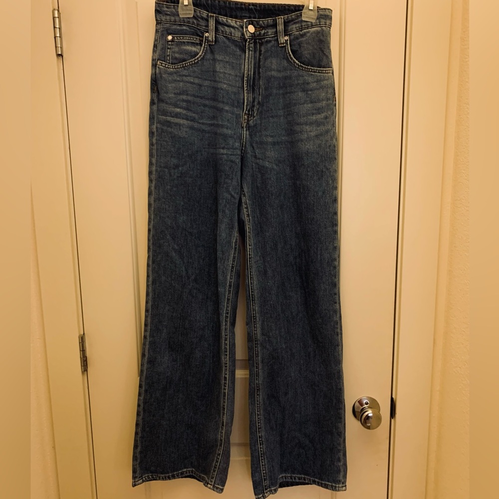 H&M’s blue Jeans with wide legs. 100% cotton very soft and lightweight. Size 6